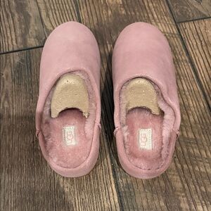 UGG Woman’s Soft Pink Slippers smoke free home